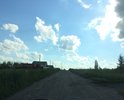 Местами вместо асфальта щебенка, где-то грунтовка, ямы, трещины, трава на обочине не скошена, тротуара нет