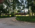 Разбитая грунтовая дорога, без асфальта. После дождя вообще не проехать