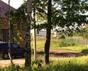 Разбитая грунтовая дорога, без асфальта. После дождя вообще не проехать