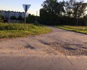 Разбитая дорога, местами настолько глубокие ямы, что затрудняют проезд не только легковым автомобилям, но и грузовые с трудом проезжают. Глава Пронска Радько по ходу все выделенные на эту дорогу деньги уложил в свой дом