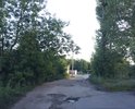 Разбитая дорога, местами настолько глубокие ямы, что затрудняют проезд не только легковым автомобилям, но и грузовые с трудом проезжают. Глава Пронска Радько по ходу все выделенные на эту дорогу деньги уложил в свой дом