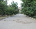 Дорога находится в ужаснейшем состоянии, о чем свидетельствуют фотографии: выбоины, ямы различных диаметров и глубин. Дорога не ремонтировалась очень давно. А в дождь вся улица наполняется лужами и становится совершенно непроходимой
