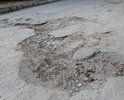 Дорога находится в ужаснейшем состоянии, о чем свидетельствуют фотографии: выбоины, ямы различных диаметров и глубин. Дорога не ремонтировалась очень давно. А в дождь вся улица наполняется лужами и становится совершенно непроходимой