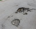 Дорога находится в ужаснейшем состоянии, о чем свидетельствуют фотографии: выбоины, ямы различных диаметров и глубин. Дорога не ремонтировалась очень давно. А в дождь вся улица наполняется лужами и становится совершенно непроходимой
