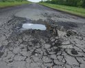 Трасса в село Кучки, Пензенский район, Пензенская область,  от поворота с трассы на Сердобск и до села Кучки разбита вся. Асфальт вздыбился, разбит, огромные ямы. Трасса не соответствует эксплуатационным требованиям! В селе находиться большое сельхозпредприятие "Петровский хлеб", принадлежащее бывшему депутату Руденскому. Поля все засееваются сельхозкультурами, по трассе постоянно курсирует огромная тяжёлая сельхоз. техника, тракторы, камазы груженные хим.удобрениями, далее камазы с зерном, огромные комбайны, дорога разбита от этого в дребезги, ремонт производится раз в год мелкоямочные, засыпаются ямки самым дешёвым способом, через две недели усиленной эксплуатации и дождей, от дороги не остается ничего! Жителям невозможно добираться до своего села ни на автобусе, ни на автомобиле 17 километров бездорожья! Опасно для жизни, постоянно налетаешь на выбоины и вспученную коллею из под тяжёлой техники.