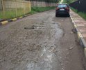 Разбитая дорога - единственный проезд к домам 22 и 21 в Микрорайоне Гагарина. Дорога состоит практически целиком из ям, которые заполняются водой.