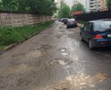 Разбитая дорога - единственный проезд к домам 22 и 21 в Микрорайоне Гагарина. Дорога состоит практически целиком из ям, которые заполняются водой.