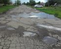 Асфальтовое покрытие улицы разрушенно.по этой улице идет маршрут школьного автобуса и на ней находится стадион.