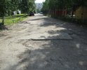 Участок дороги вдоль дома по улице Дзержинского, 14В, непригоден для проезда автотранспорта из-за глубоких и широких ям. При этом, примыкающие к данному участку дороги, отремонтированы в недавнем времени.