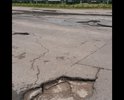Постоянное ужасное, отвратительное состояние улицы Кутузовской. Иногда заделываются отдельные ямы, но большая часть остаётся. Доходит до такого, что это уже угрожает безопасности машин — если яму не заметишь и въедешь, легко можно лишиться колеса. Такая ситуация длится уже не первый год, но в этом году состояние дороги особенно ужасное. Даже самые крупные ямы если и заделываются, то лишь через несколько месяцев существования. На жалобы жильцов района никто не реагирует, а ситуация продолжает ухудшаться. Очень просим принять, наконец, меры.