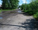 Этот участок дороги, состоящий на балансе МО "Котлас", по улицам Кузнецова и Таежной ремонтировался в 1999 году. Ямы(до 0.5 метра глубиной и до нескольких метров в поперечнике) из-за отсутствия соответствующего обслуживания появились к 2006 году. С 2007 по 20017 год в администрацию МО "Котлас", Собрание депутатов МО "Котлас", прокуратуру г. Котласа написано 23 обращения. В 2013 году Котласский городской суд вынес решение, в соответствии с которым собственник этого участка обязан произвести работы по приведению состояния дороги к соответствующим нормам.За все эти годы кроме грейдирования, не приносящего никакого видимого результата, не производилось. Сейчас дорожное полотно этого участка находится в полностью непригодном состоянии(глубина "неровностей" до 1 метра!), а если точнее, - отсутствует. Этой дорогой с огромными неудобствами и риском повреждения транспортных средств пользуются посетители "Семейной бани", участники многочисленных гаражных кооперативов, частично работники котласского электромеханического завода, клиенты и персонал котласского хладокомбината.