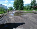 Этот участок дороги, состоящий на балансе МО "Котлас", по улицам Кузнецова и Таежной ремонтировался в 1999 году. Ямы(до 0.5 метра глубиной и до нескольких метров в поперечнике) из-за отсутствия соответствующего обслуживания появились к 2006 году. С 2007 по 20017 год в администрацию МО "Котлас", Собрание депутатов МО "Котлас", прокуратуру г. Котласа написано 23 обращения. В 2013 году Котласский городской суд вынес решение, в соответствии с которым собственник этого участка обязан произвести работы по приведению состояния дороги к соответствующим нормам.За все эти годы кроме грейдирования, не приносящего никакого видимого результата, не производилось. Сейчас дорожное полотно этого участка находится в полностью непригодном состоянии(глубина "неровностей" до 1 метра!), а если точнее, - отсутствует. Этой дорогой с огромными неудобствами и риском повреждения транспортных средств пользуются посетители "Семейной бани", участники многочисленных гаражных кооперативов, частично работники котласского электромеханического завода, клиенты и персонал котласского хладокомбината.
