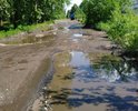 Этот участок дороги, состоящий на балансе МО "Котлас", по улицам Кузнецова и Таежной ремонтировался в 1999 году. Ямы(до 0.5 метра глубиной и до нескольких метров в поперечнике) из-за отсутствия соответствующего обслуживания появились к 2006 году. С 2007 по 20017 год в администрацию МО "Котлас", Собрание депутатов МО "Котлас", прокуратуру г. Котласа написано 23 обращения. В 2013 году Котласский городской суд вынес решение, в соответствии с которым собственник этого участка обязан произвести работы по приведению состояния дороги к соответствующим нормам.За все эти годы кроме грейдирования, не приносящего никакого видимого результата, не производилось. Сейчас дорожное полотно этого участка находится в полностью непригодном состоянии(глубина "неровностей" до 1 метра!), а если точнее, - отсутствует. Этой дорогой с огромными неудобствами и риском повреждения транспортных средств пользуются посетители "Семейной бани", участники многочисленных гаражных кооперативов, частично работники котласского электромеханического завода, клиенты и персонал котласского хладокомбината.