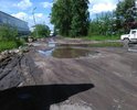 Этот участок дороги, состоящий на балансе МО "Котлас", по улицам Кузнецова и Таежной ремонтировался в 1999 году. Ямы(до 0.5 метра глубиной и до нескольких метров в поперечнике) из-за отсутствия соответствующего обслуживания появились к 2006 году. С 2007 по 20017 год в администрацию МО "Котлас", Собрание депутатов МО "Котлас", прокуратуру г. Котласа написано 23 обращения. В 2013 году Котласский городской суд вынес решение, в соответствии с которым собственник этого участка обязан произвести работы по приведению состояния дороги к соответствующим нормам.За все эти годы кроме грейдирования, не приносящего никакого видимого результата, не производилось. Сейчас дорожное полотно этого участка находится в полностью непригодном состоянии(глубина "неровностей" до 1 метра!), а если точнее, - отсутствует. Этой дорогой с огромными неудобствами и риском повреждения транспортных средств пользуются посетители "Семейной бани", участники многочисленных гаражных кооперативов, частично работники котласского электромеханического завода, клиенты и персонал котласского хладокомбината.