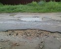 Данная дорога не является дорогой, как таковой, но является для жителей 5-этажного дома дорогой, для попадания во двор пятиэтажки, и жители ежедневно по несколько раз в день по ней проезжают и "наслаждаются" ее состоянием. С другой стороны дома так-же есть въезд во двор, хороший, асфальтированный, но проблема в том что двор не сквозной, получается жители части подъездов добираются до дома по хорошей дороге, а другая часть по указанной. Так-же эта дорога является соединяющей ул. Ленинградская с ул. Пушкина и по ней жители Ленинградской выезжают, чтоб попасть в центр города. Дорога когда-то очень давно имела асфальтовое покрытие, остатки которого видны на некоторых фото, сейчас дорога под влиянием погоды и времени превращена в испытательный стенд для подвески автомобиля.