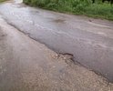 Данная дорога не является дорогой, как таковой, но является для жителей 5-этажного дома дорогой, для попадания во двор пятиэтажки, и жители ежедневно по несколько раз в день по ней проезжают и "наслаждаются" ее состоянием. С другой стороны дома так-же есть въезд во двор, хороший, асфальтированный, но проблема в том что двор не сквозной, получается жители части подъездов добираются до дома по хорошей дороге, а другая часть по указанной. Так-же эта дорога является соединяющей ул. Ленинградская с ул. Пушкина и по ней жители Ленинградской выезжают, чтоб попасть в центр города. Дорога когда-то очень давно имела асфальтовое покрытие, остатки которого видны на некоторых фото, сейчас дорога под влиянием погоды и времени превращена в испытательный стенд для подвески автомобиля.
