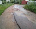 Данная дорога не является дорогой, как таковой, но является для жителей 5-этажного дома дорогой, для попадания во двор пятиэтажки, и жители ежедневно по несколько раз в день по ней проезжают и "наслаждаются" ее состоянием. С другой стороны дома так-же есть въезд во двор, хороший, асфальтированный, но проблема в том что двор не сквозной, получается жители части подъездов добираются до дома по хорошей дороге, а другая часть по указанной. Так-же эта дорога является соединяющей ул. Ленинградская с ул. Пушкина и по ней жители Ленинградской выезжают, чтоб попасть в центр города. Дорога когда-то очень давно имела асфальтовое покрытие, остатки которого видны на некоторых фото, сейчас дорога под влиянием погоды и времени превращена в испытательный стенд для подвески автомобиля.