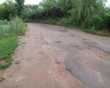 Данная дорога не является дорогой, как таковой, но является для жителей 5-этажного дома дорогой, для попадания во двор пятиэтажки, и жители ежедневно по несколько раз в день по ней проезжают и "наслаждаются" ее состоянием. С другой стороны дома так-же есть въезд во двор, хороший, асфальтированный, но проблема в том что двор не сквозной, получается жители части подъездов добираются до дома по хорошей дороге, а другая часть по указанной. Так-же эта дорога является соединяющей ул. Ленинградская с ул. Пушкина и по ней жители Ленинградской выезжают, чтоб попасть в центр города. Дорога когда-то очень давно имела асфальтовое покрытие, остатки которого видны на некоторых фото, сейчас дорога под влиянием погоды и времени превращена в испытательный стенд для подвески автомобиля.