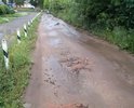 Данная дорога не является дорогой, как таковой, но является для жителей 5-этажного дома дорогой, для попадания во двор пятиэтажки, и жители ежедневно по несколько раз в день по ней проезжают и "наслаждаются" ее состоянием. С другой стороны дома так-же есть въезд во двор, хороший, асфальтированный, но проблема в том что двор не сквозной, получается жители части подъездов добираются до дома по хорошей дороге, а другая часть по указанной. Так-же эта дорога является соединяющей ул. Ленинградская с ул. Пушкина и по ней жители Ленинградской выезжают, чтоб попасть в центр города. Дорога когда-то очень давно имела асфальтовое покрытие, остатки которого видны на некоторых фото, сейчас дорога под влиянием погоды и времени превращена в испытательный стенд для подвески автомобиля.