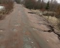 вся дорога в выбоинах и ямах , в двух местах половина дороги обвалилась, ее размыло. дорога находиться на 3.25 км от п.селезнево в сторону п.яшино,считая от перекрестка поворот направо.