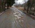 вся дорога в выбоинах и ямах , в двух местах половина дороги обвалилась, ее размыло. дорога находиться на 3.25 км от п.селезнево в сторону п.яшино,считая от перекрестка поворот направо.