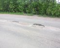 дорога в ямах и выбоинах. некоторые ямы достигают 20 см. асфальт разбит.примерно на участке 2 км от п.селезнево в сторону п.яшино