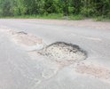 дорога в ямах и выбоинах. некоторые ямы достигают 20 см. асфальт разбит.примерно на участке 2 км от п.селезнево в сторону п.яшино