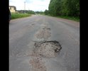 дорога в ямах и выбоинах. некоторые ямы достигают 20 см. асфальт разбит.примерно на участке 2 км от п.селезнево в сторону п.яшино