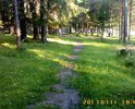 Тропинка в парке натоптана, но не благоустроена.