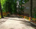 На улице Школьной в мкр. Юбилейный на дорожном полотне имеются глубокие ямы, проезжать по такой дороге очень затруднительно