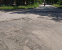 Водоканал чинил порыв, прошло больше года, яма увеличивается в размерах. Сейчас её даже по встречной не объехать