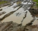 Дорога практически в центре Каргополя. Выехать в город можно только через двор жилой трехэтажки сделав большой крюк.