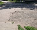 Водоканал чинил порыв, прошло больше года, яма увеличивается в размерах. Сейчас её даже по встречной не объехать