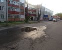 Выбоины и ямы по ул. Новгородская, практически на пересечении с ул. Енисейская