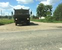 Полностью разбитая дорога, яма на яме. После дождя не проехать. Грязь и отсутствие тротуаров.