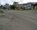 На перекрестке трех улиц 60 лет Октября, Володарского и Школьной много мелких ям. Если не отремонтировать, скоро станут крупными ямами, т.к. поток машин большой.
