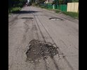 Дорога практически не высыхает, поэтому асфальт быстрее разрушается