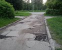 Хотя на главных улицах города Новочебоксарска качество  дорог постепенно улучшается, но во дворах и заездах в них асфальтовое покрытие все еще находится в неудовлетворительном состоянии.