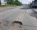 Глубокие ямы на дороге. Подвеску разбить или колесо оставить запросто можно.