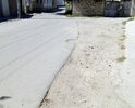 Год назад впервые за 40 лет на нашей улице сделали ремонт дороги. Однако ремонт сделан странно и выборочно. Дорожное полотно работники положили по прямой и на ширину проезда одного автомобиля. Закругления и карманы дорожники не признали улицей и асфальтировать не стали (речь не идет о въездах во дворы - их жильцы делают сами). Прошел год и стало понятно, что доделывать ремонт никто не станет и эта картина останется на ближайшие 40 лет. В городе много разбитых дорог, но досаднее от того, что улицы, ремонт которых сделан "капитально", сделаны плохо и не полностью