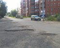 Около дом на Иркутском тракте 114/1 на проезжей части образовались выбоины.