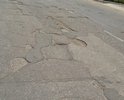 Дорога в плохом состоянии, старый асфальт местами разваливается с глубокими ямами. Дорога на въезде в Евпаторию со стороны Черноморска требует ремонта.