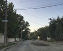 Разрытая проезжая часть, отсутствие асфальта. Машины движутся по встречной полосе.