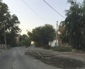Разрытая проезжая часть, отсутствие асфальта. Машины движутся по встречной полосе.