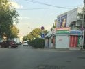 Продавлен асфальт и ливневая решетка.