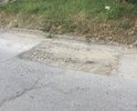 Яма, оставшаяся после дорожных работ.