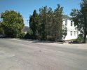 Перерытый пешеходный переход к школе, отсутствует разметка, перерыта проезжая часть.