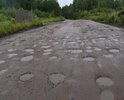Дорога в ужасном состоянии. Под слоем песка разбитый асфальт.
