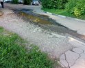 Огромная яма при въезде во двор. Въезд машинам затруднён. В яме всегда скапливается вода и грязь. Яме уже более 2-х лет. С каждым годом её размывает все глубже и шире. Так же пострадал тротуар вдоль этой дороги.