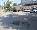 На дороге перед магазином "Ярче" по адресу улица Войкова, 59 видны выбоины.